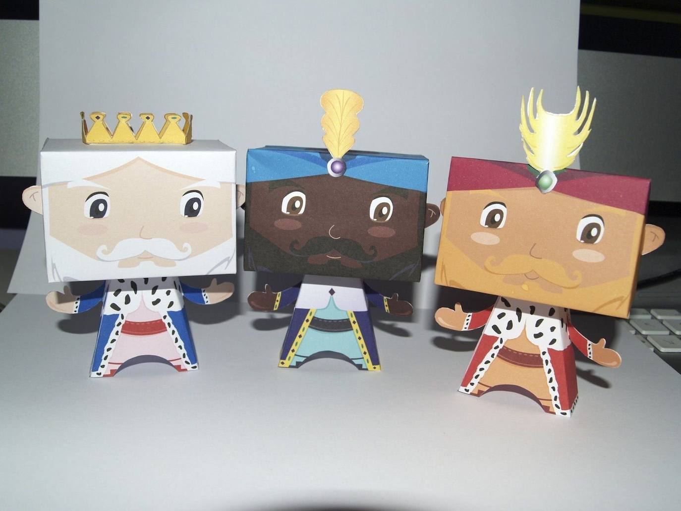 Los pequeños miajadeños preparan en la Ludoteca las cartas de última hora para los Reyes Magos
