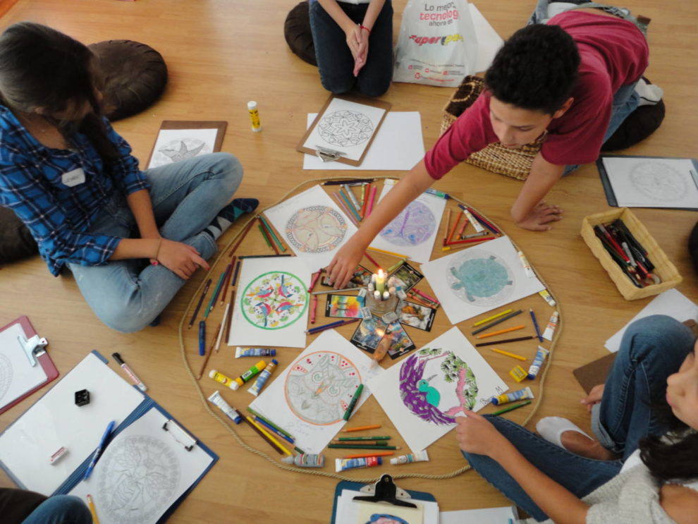Los alumnos de la Ludoteca se relajan con el arte del mandala