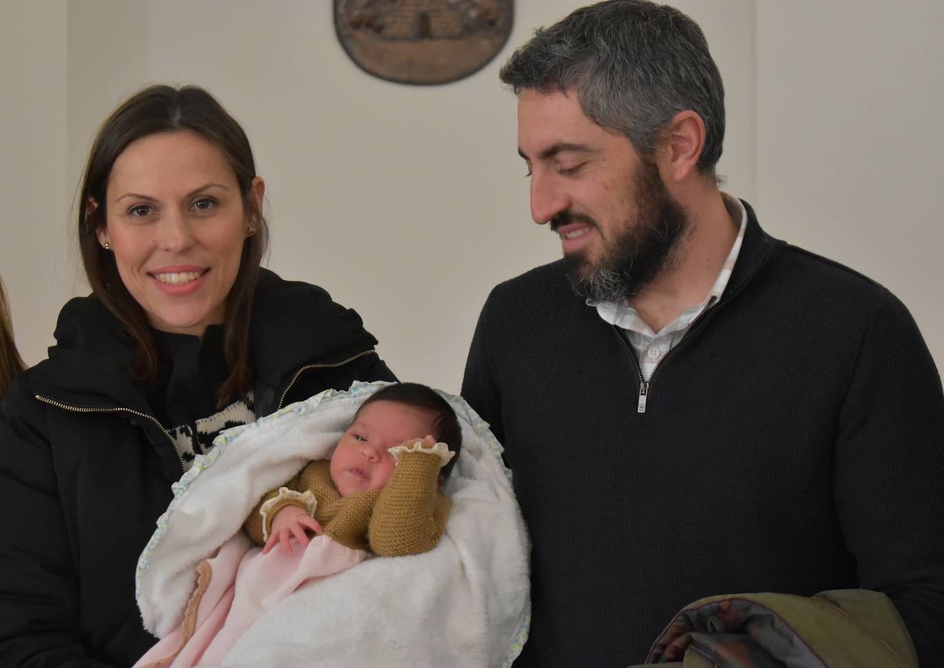 Vega, el primer bebé nacido este año en Extremadura, ha visitado Miajadas