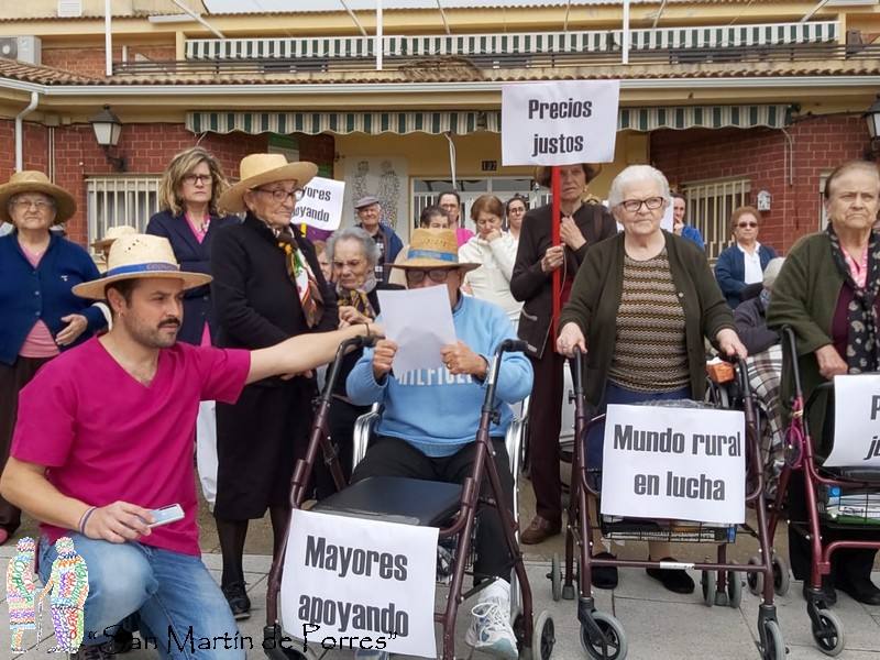 Los mayores miajadeños se manifestaron en apoyo a los agricultores