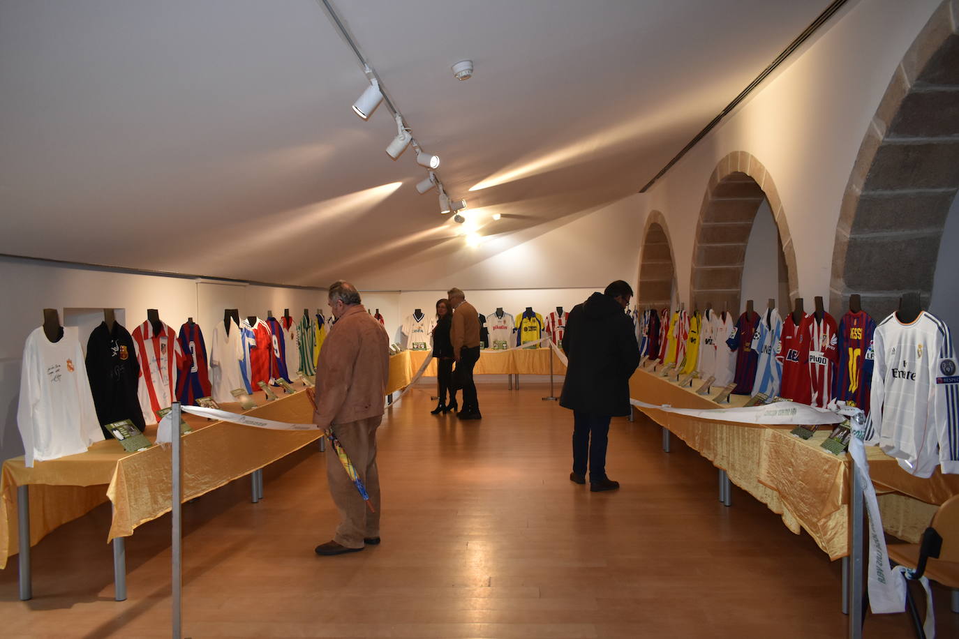 La exposición itinerante 'Una camiseta, una historia' recibió más de 400 visitantes en Miajadas en un día