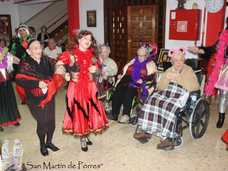 La residencia San Martín de Porres se convierte en un divertido cabaret para celebrar el Carnaval