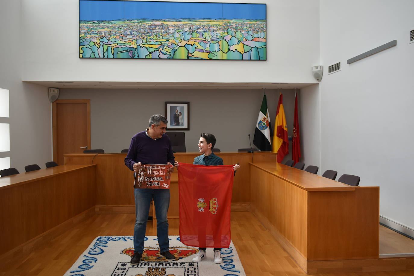 El miajadeño Samuel Tapia recibe la bandera de su localidad