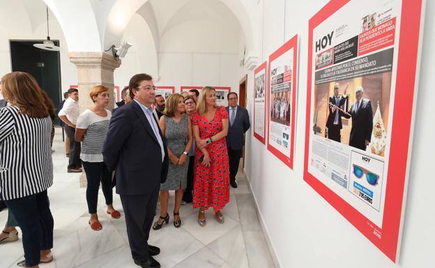 El Obispo Solís inaugura la exposición sobre los 40 años de ayuntamientos democráticos