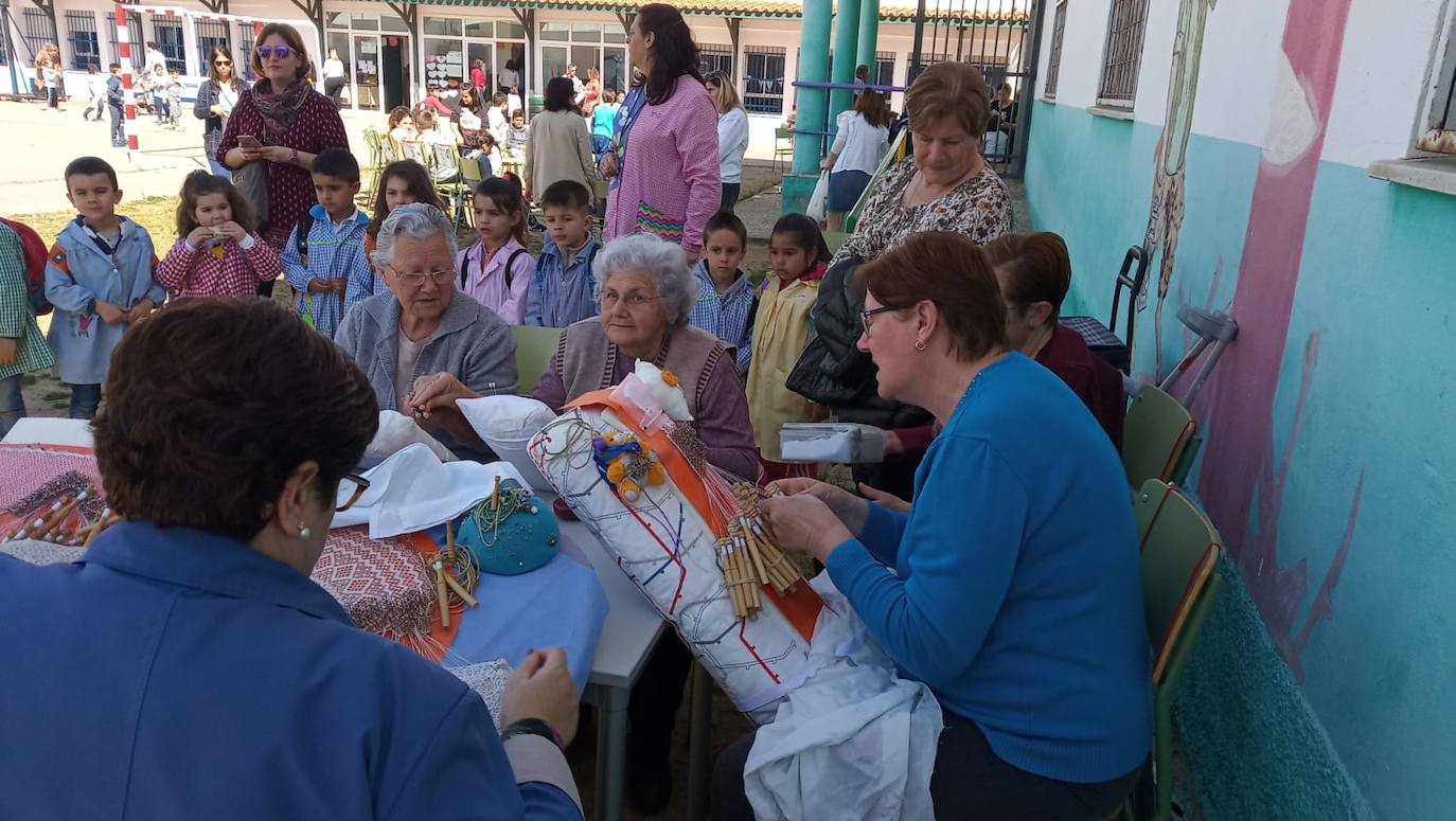 El colegio Nuestra Señora de Guadalupe acogió un encuentro intergeneracional