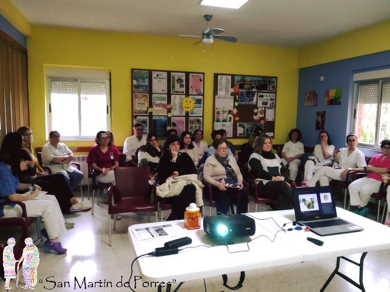 Los trabajadores de la residencia San Martín de Porres reciben una charla sobre salud laboral