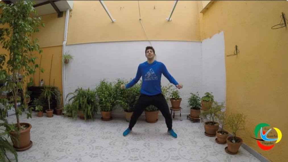 El monitor de Zumba, Sergio García, imparte una clase virtual