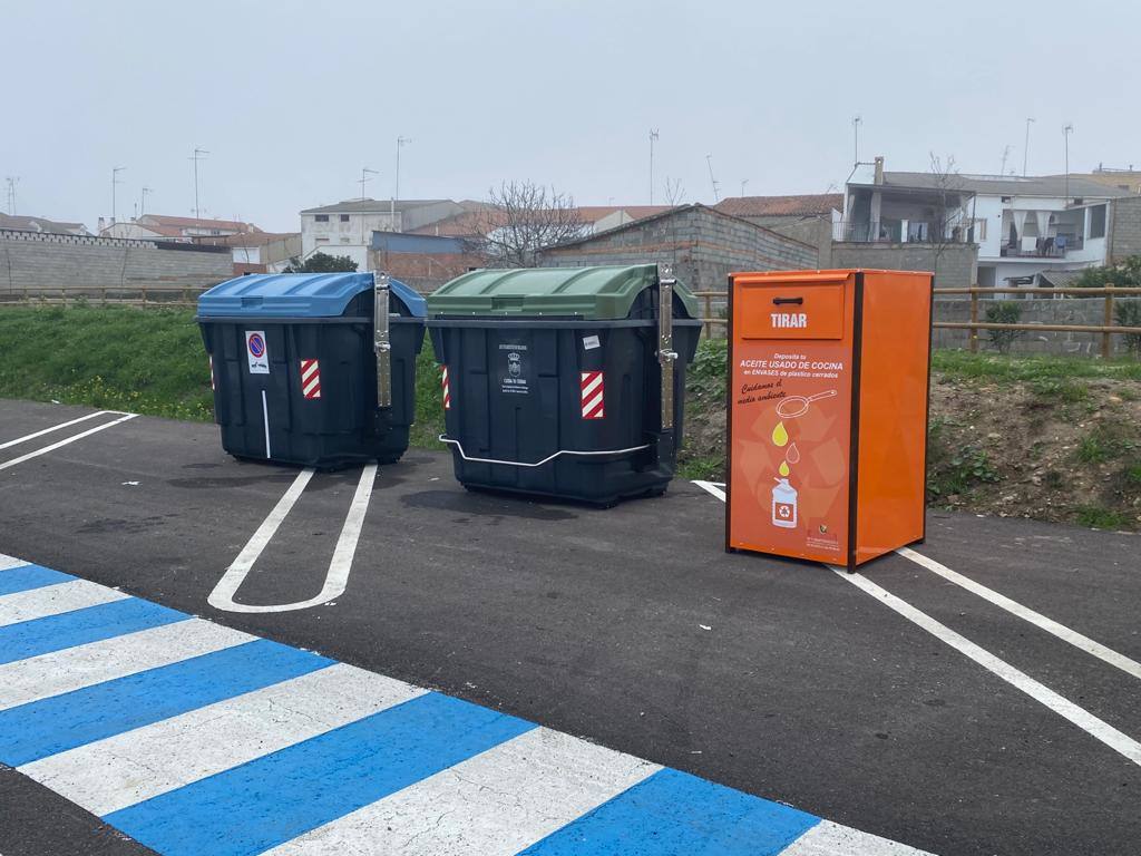 El Ayuntamiento pide a los vecinos que depositen las bolsas de basura dentro de los contenedores