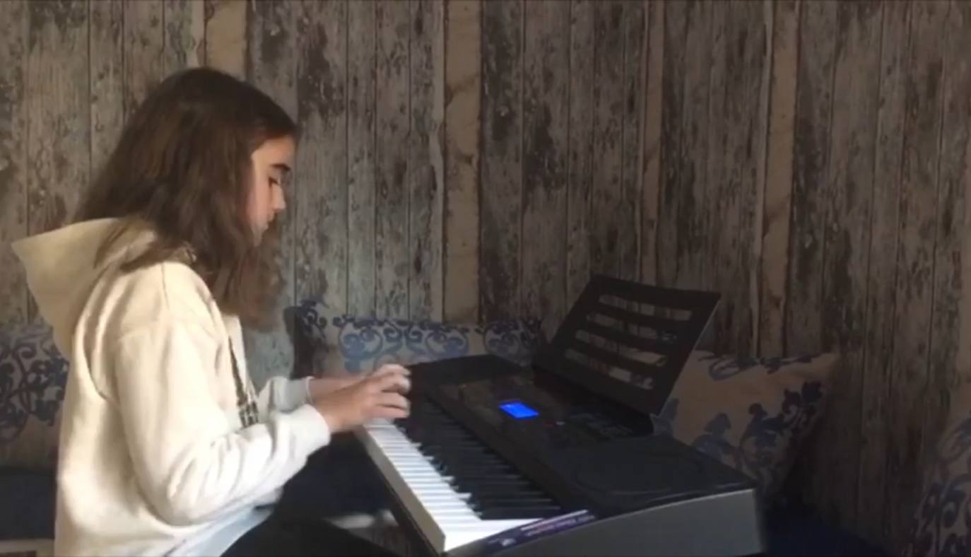 Los alumnos de la Escuela Municipal de Música continúan ofreciendo sus melodías a sus vecinos