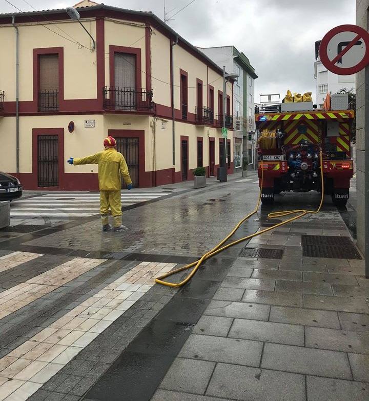 Los bomberos del SEPEI desinfectan Miajadas