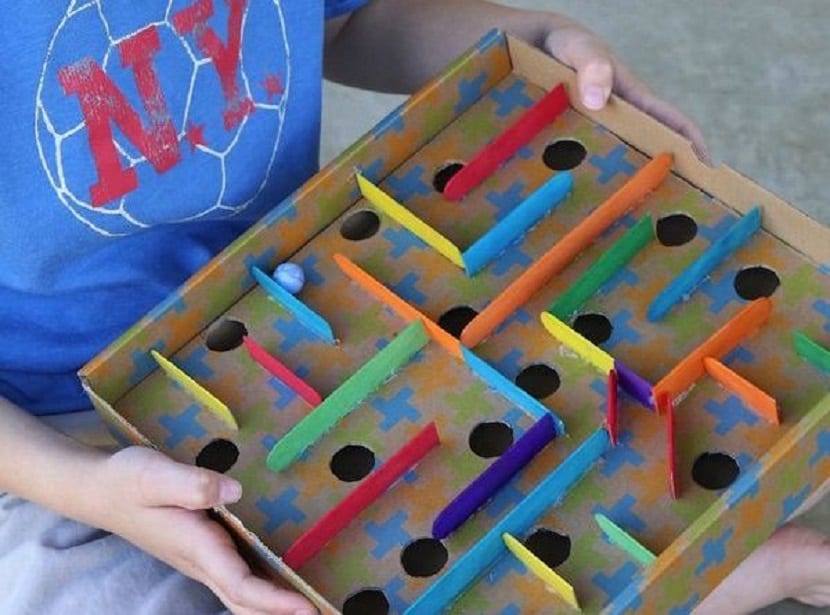 Los alumnos de #LudotecaEnCasa hacen un laberinto de bolas casero