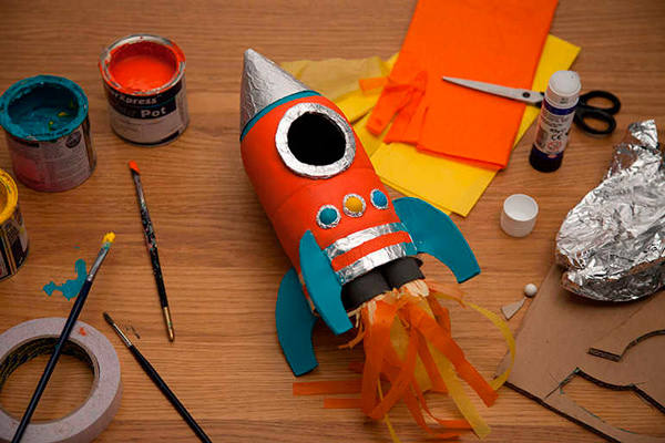 Los pequeños de la Ludoteca fabrican su propio cohete para viajar al espacio