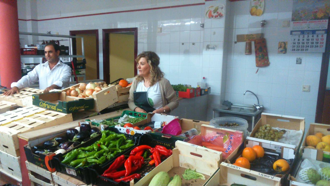 El Mercado de Abastos continúa prestando servicio a los vecinos y realiza entregas a domicilio