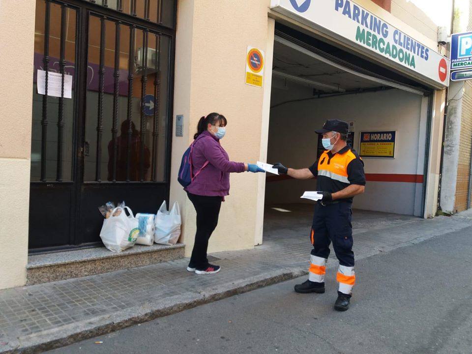 Reparto de dípticos con información de los nuevos horarios de paseo y deporte