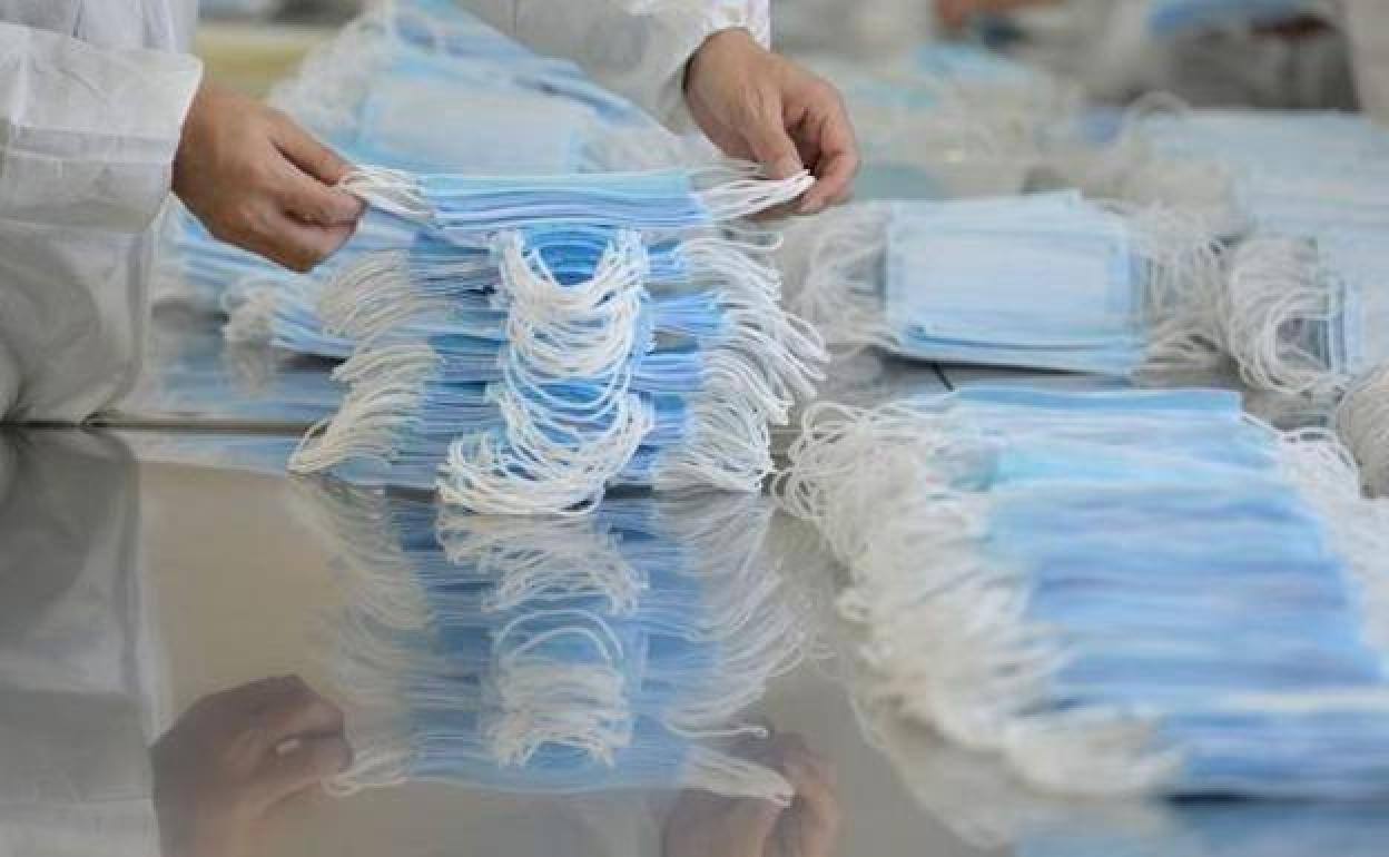 El Ayuntamiento reparte mascarillas en los pequeños comercios de alimentación
