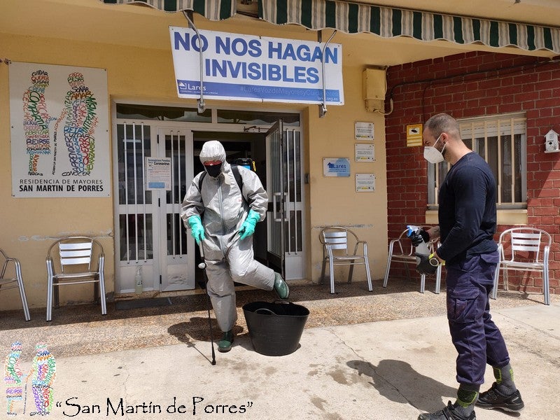 Los bomberos del SEPEI desinfectan las residencias de mayores de Miajadas