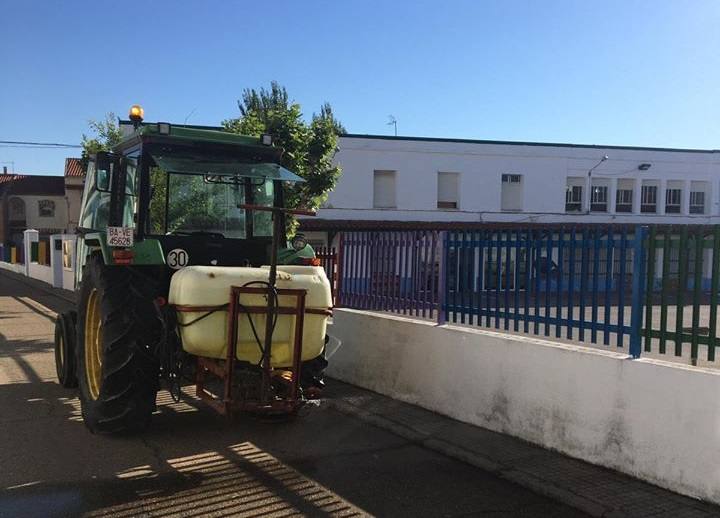 El Ayuntamiento realiza tareas de desinfección en los alrededores de los centros escolares