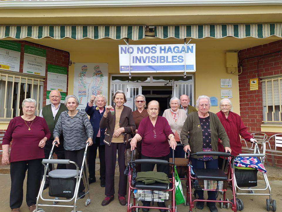 La pancarta 'No nos hagan invisibles' luce en la fachada de San Martín de Porres