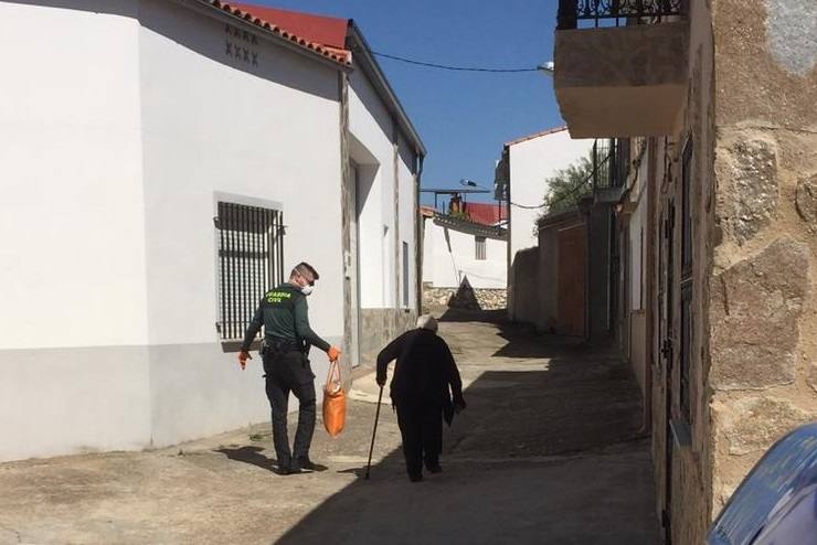 La Guardia Civil de Miajadas se pone al servicio de los más vulnerables durante la crisis