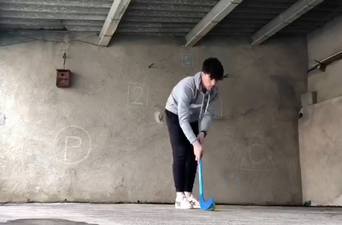 El técnico deportivo Javier Ramiro muestra ejercicios específicos para niños de entre 5 y 10 años