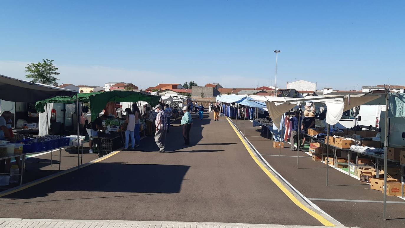 El primer día de mercadillo en Miajadas pone rumbo a la nueva normalidad