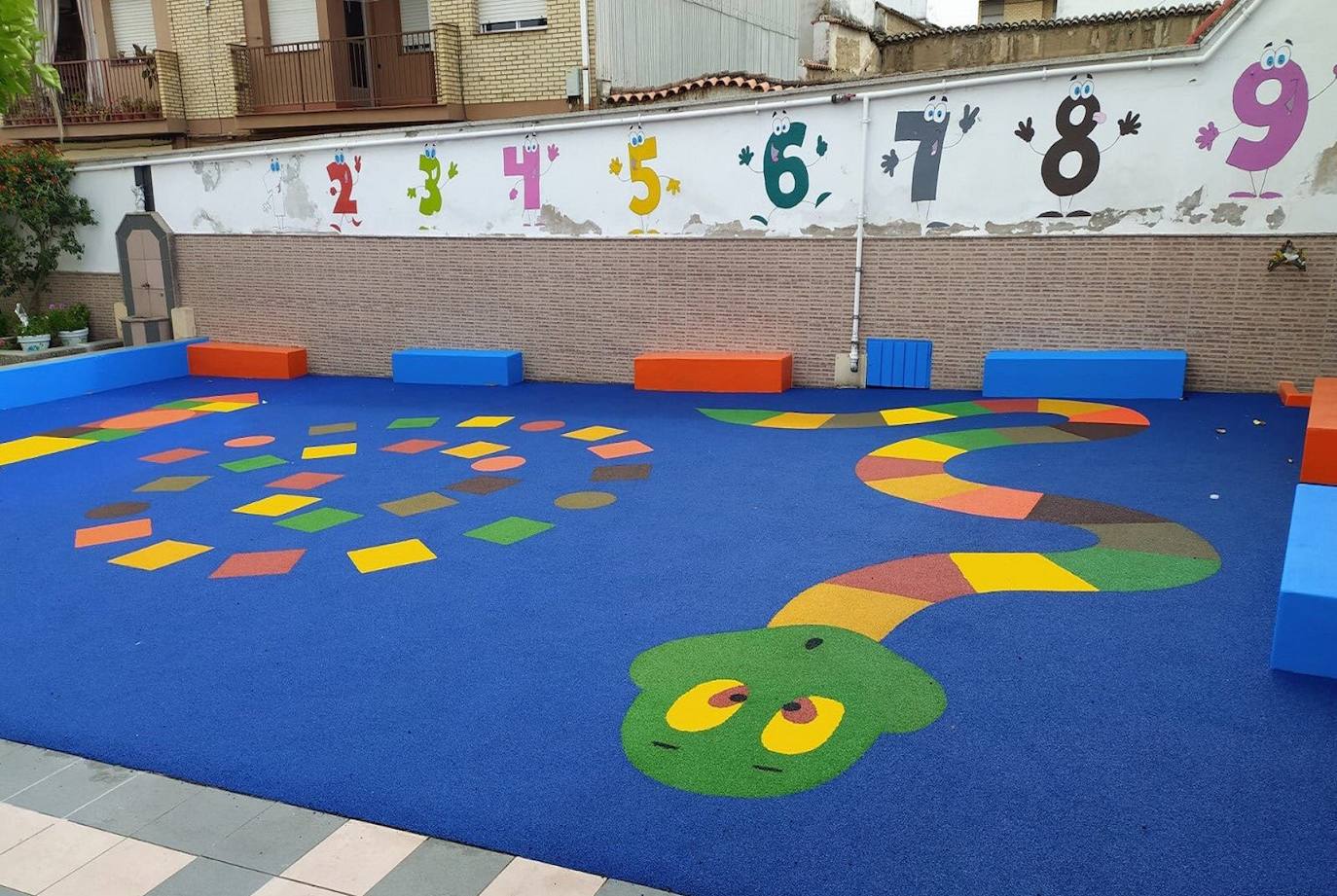 Los alumnos del Sagrado Corazón de Jesús disfrutarán de una nueva superficie de ocio en el patio