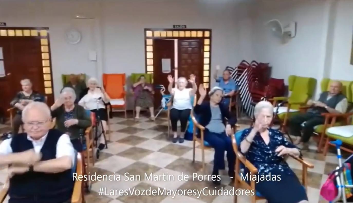Los mayores de San Martín de Porres se mantienen en forma en la desescalada