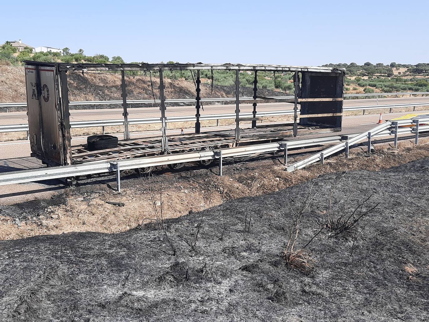 Un camión tráiler sale ardiendo en la autovía A5 a la altura de Miajadas