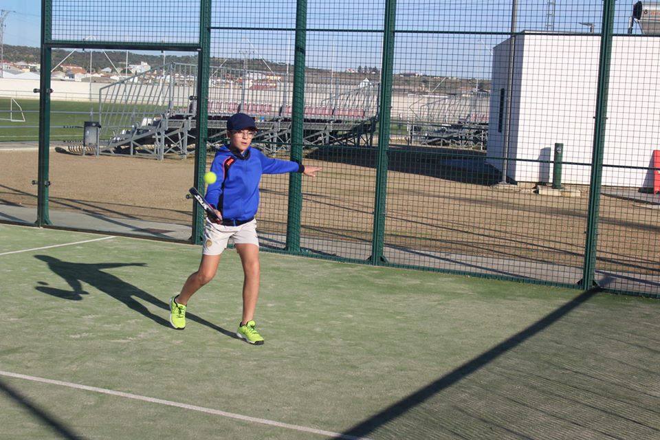 Los pequeños podrán aprender deportes de raqueta en la escuela de iniciación