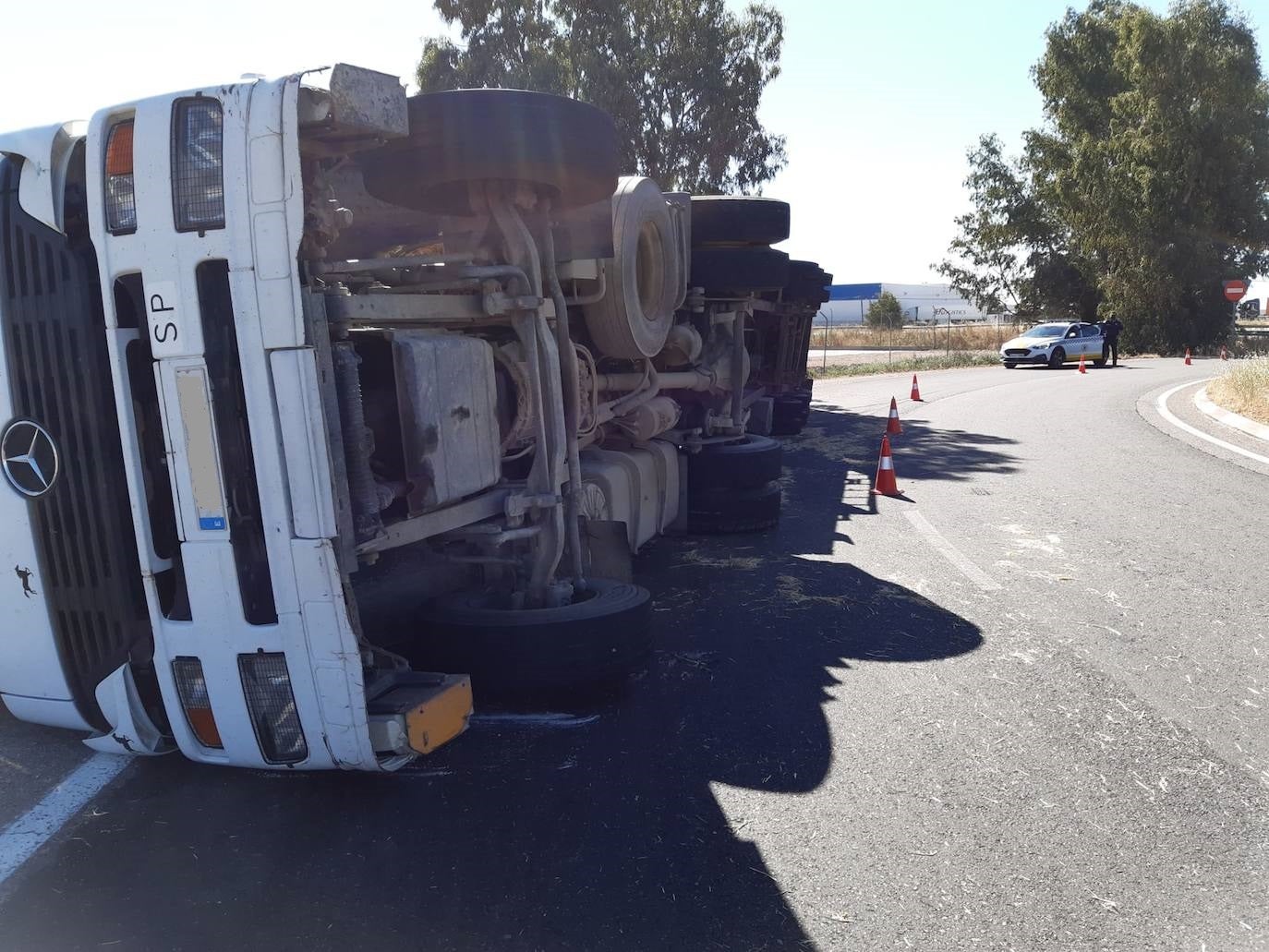 Un camión tráiler ha volcado en la rotonda de 'La arrocera' en Miajadas