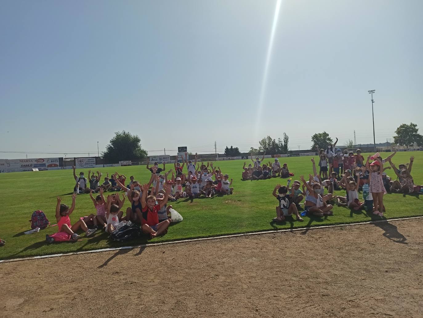 Los alumnos de la Escuela de Verano han disfrutado del teatro acrobático 'Distans'