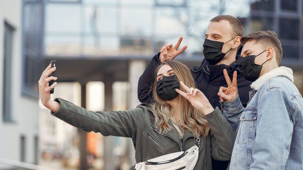 Policía Local de Miajadas se centra en concienciar a los grupos de jóvenes del uso de la mascarilla