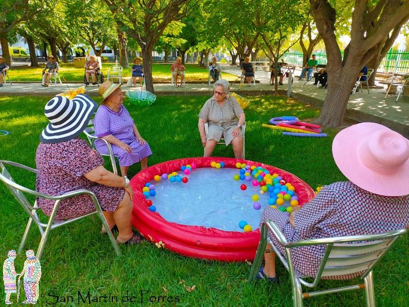 Los mayores de San Martín de Porres disfrutan de juegos acuáticos en el jardín