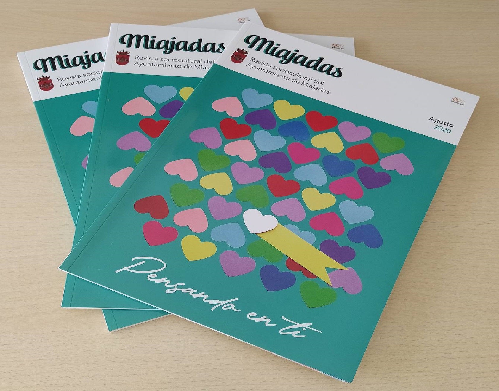 El Ayuntamiento de Miajadas reparte la revista socio cultural en lugar de la de feria