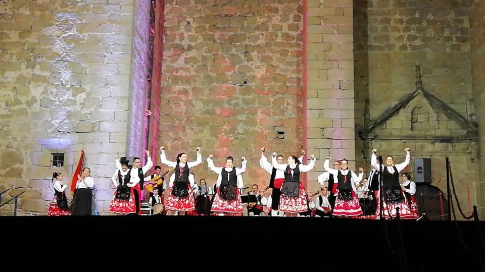 El Grupo de Coros y Danzas 'La Dehesilla' celebró ayer un 37º Festival de Folklore diferente
