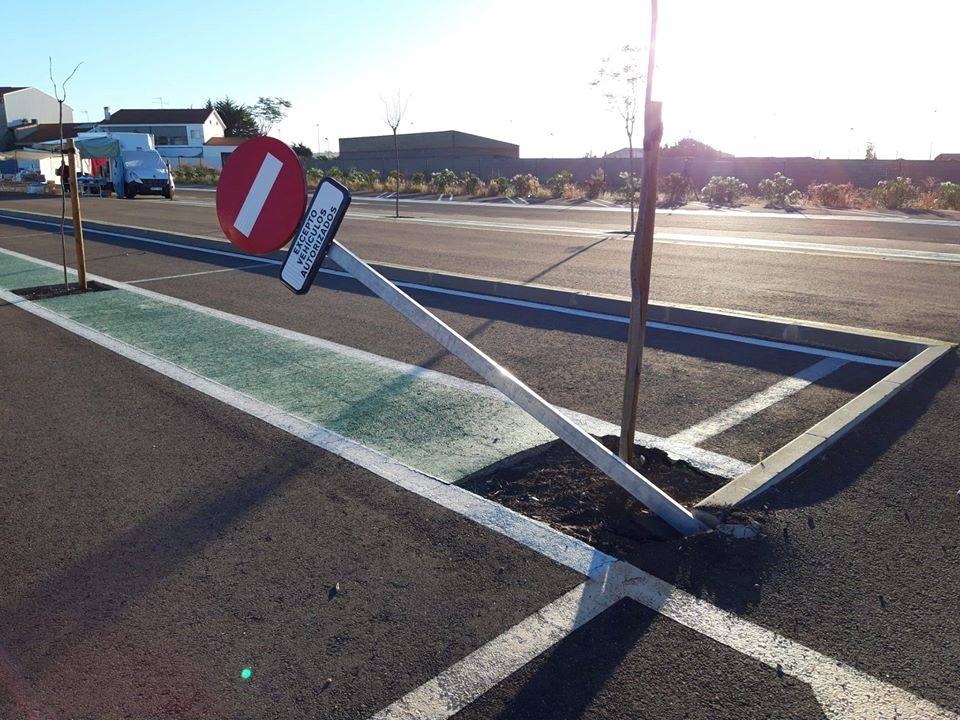 Indignación por los destrozos realizados en la zona del mercadillo