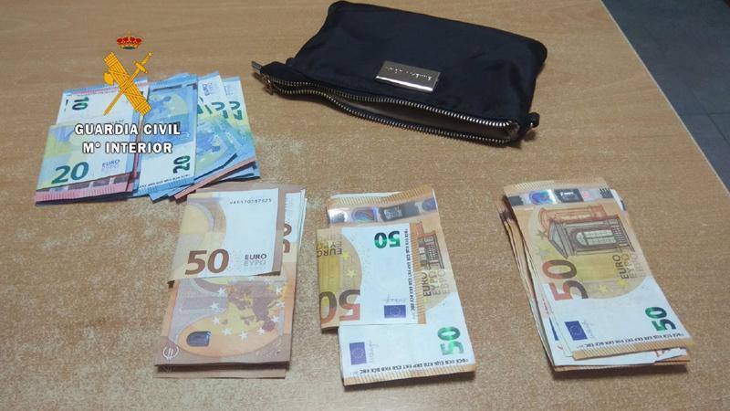 Guardia Civil encuentra un monedero con cerca de 3.000 euros que había perdido una empresa de Miajadas