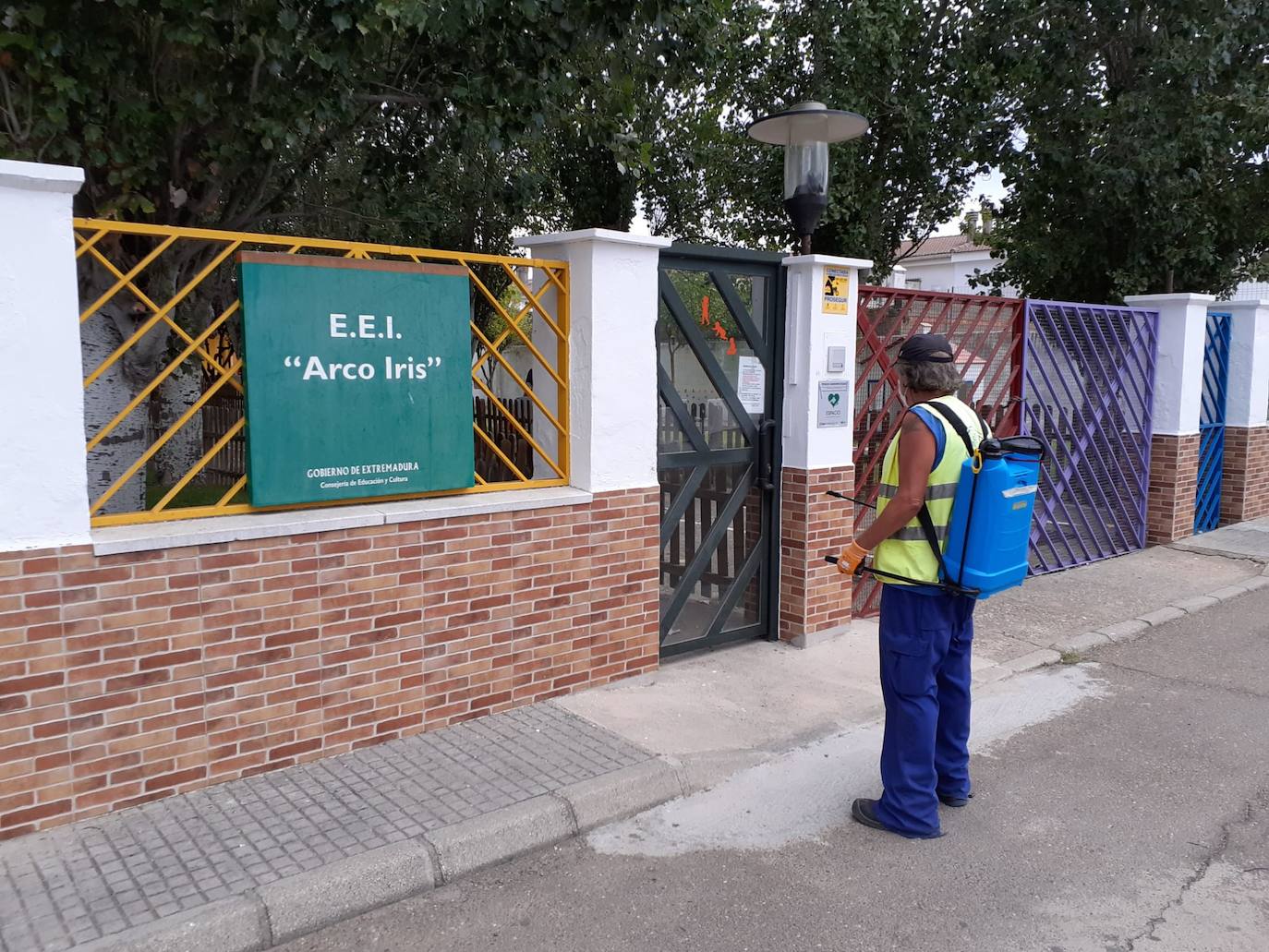 Los operarios han comenzado a desinfectar las entradas de los centros escolares