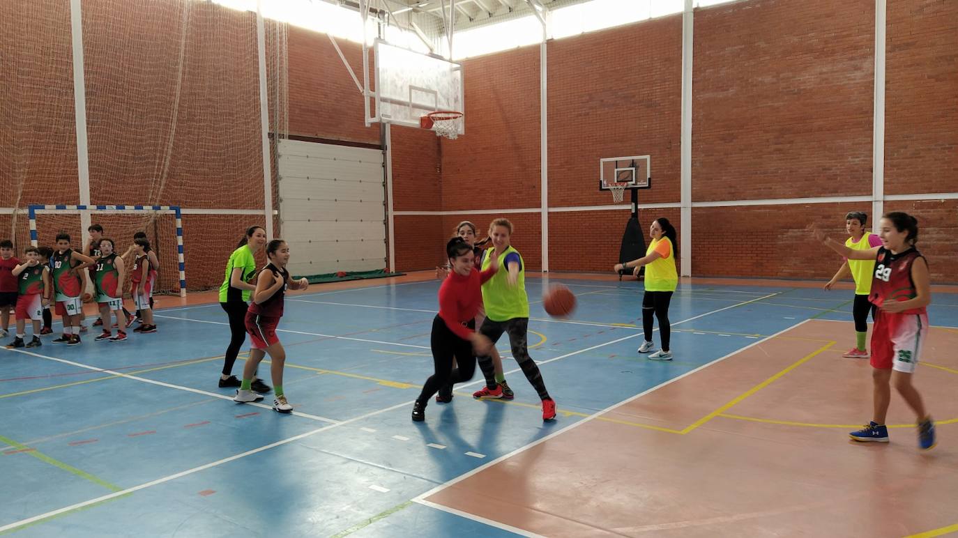 El recién creado equipo de baloncesto femenino senior tiene ganas de comenzar
