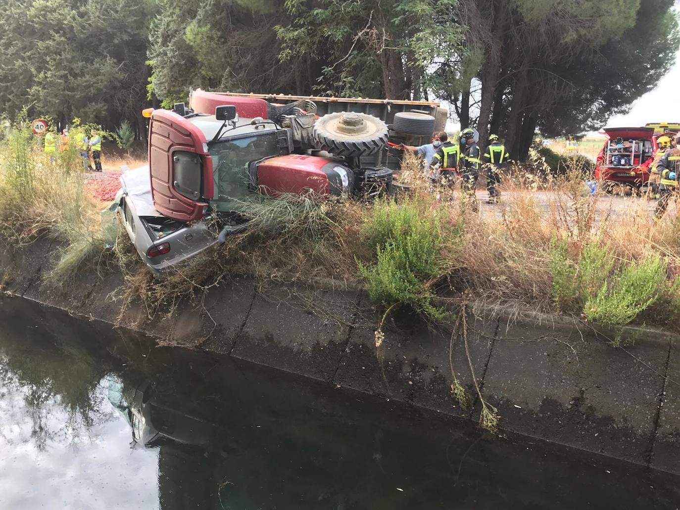 Un tractor cae encima de un turismo a causa de la infracción de otro vehículo