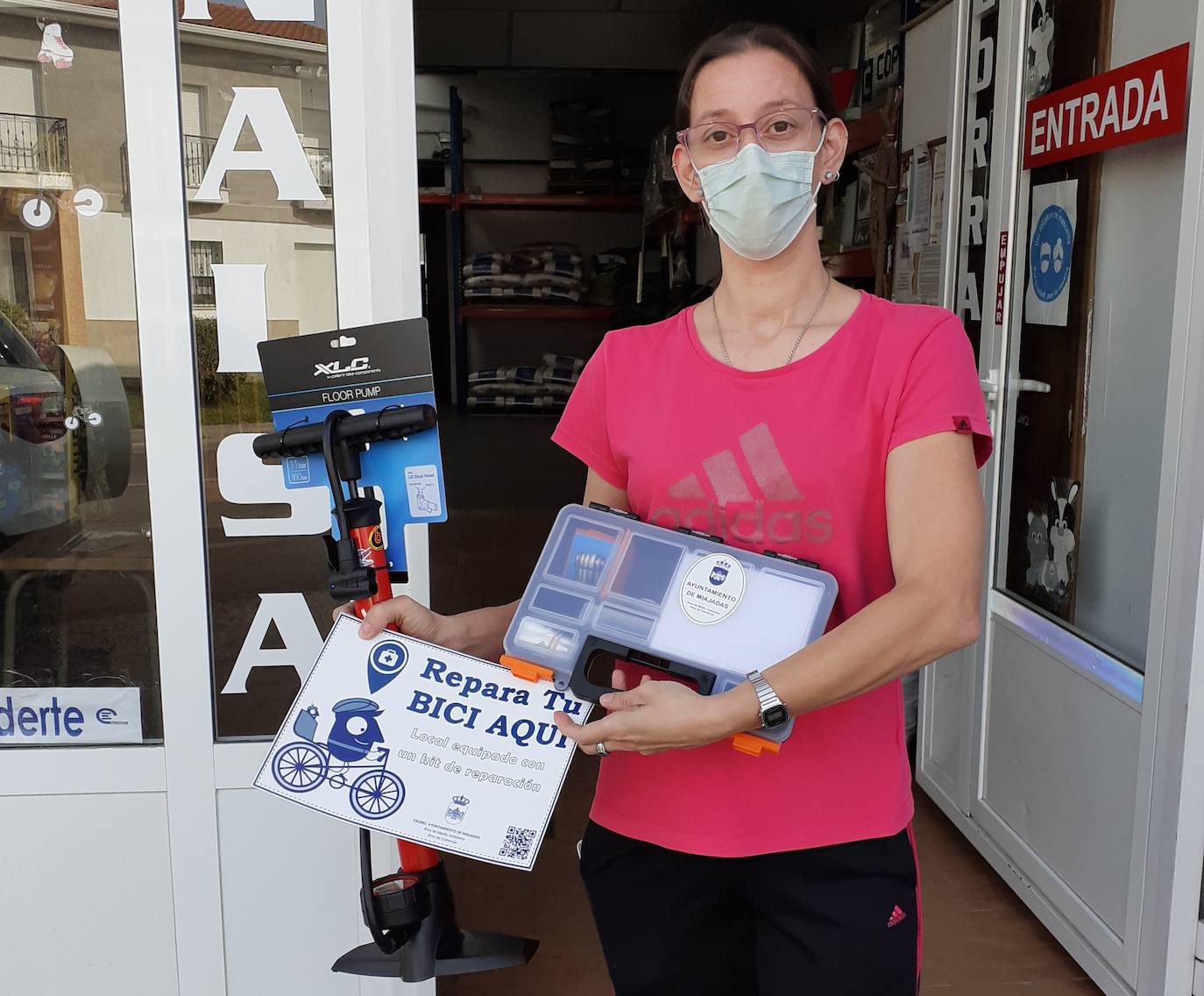 Los miajadeños disponen de kits de reparación de bicicletas distribuidos por la red de comercio local