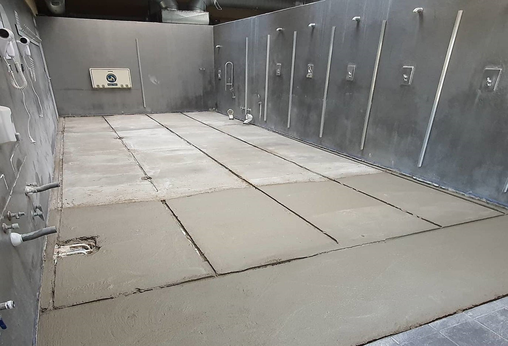 Obras de mejora en los vestuarios de la piscina climatizada municipal
