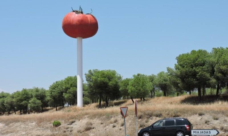 Trabajos de limpieza y pintura de la característica escultura del Tomate de Miajadas