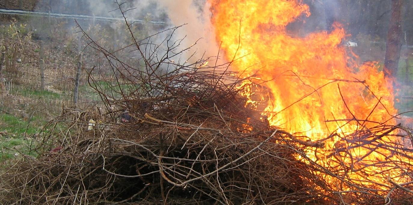 Hay que solicitar permiso para la quema de restos vegetales en época de peligro bajo de incendios