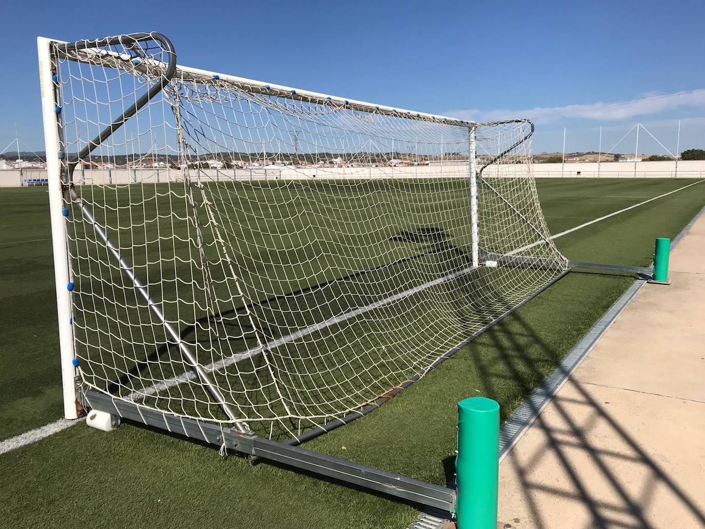 El campo de césped artificial cuenta con nuevos protectores antilesiones