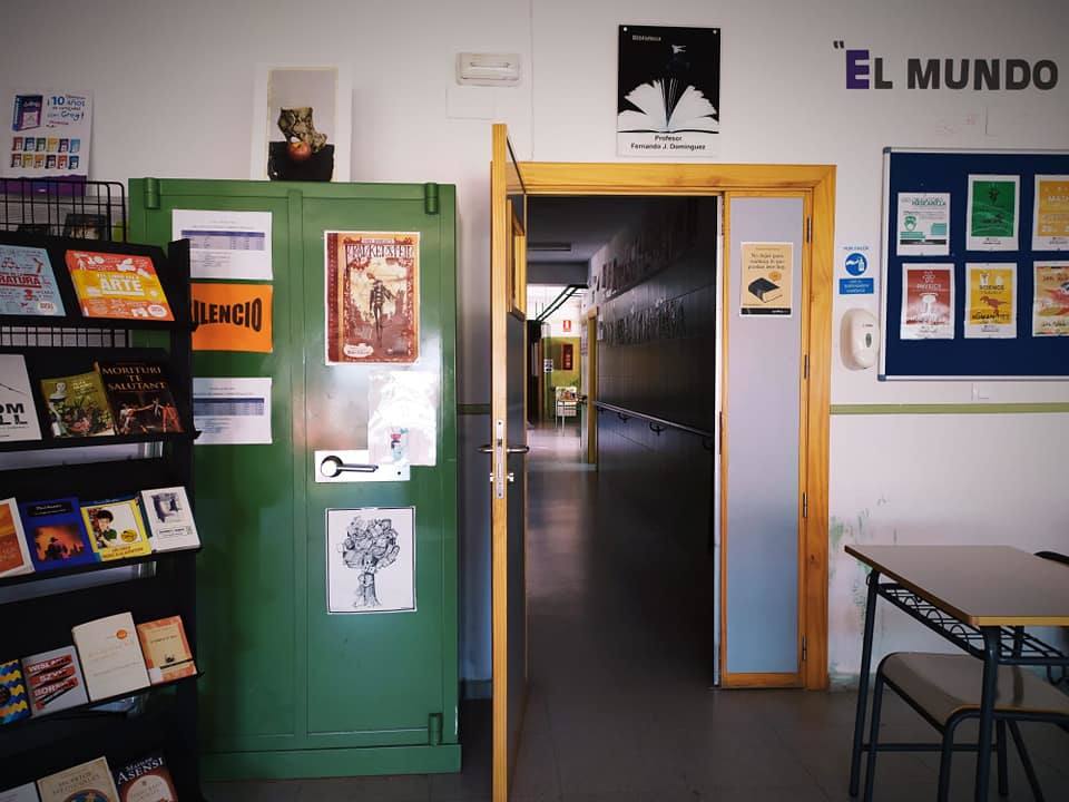 La biblioteca del IES Gonzalo Torrente Ballester homenajea a su profesor Fernando Domínguez