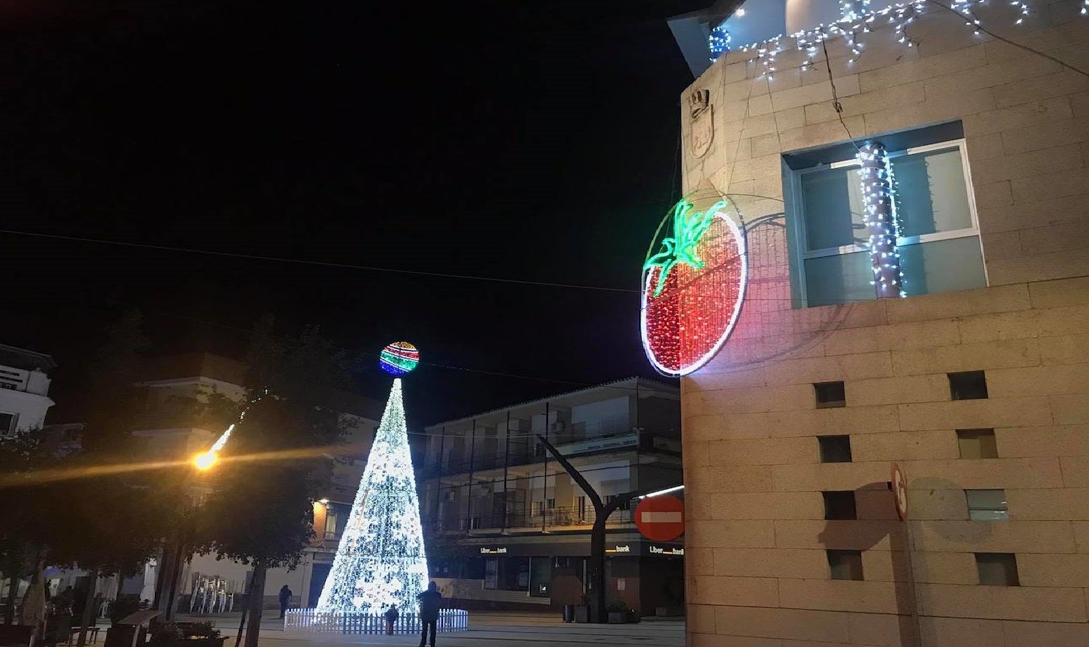 Miajadas ya alumbra sus calles con la Navidad