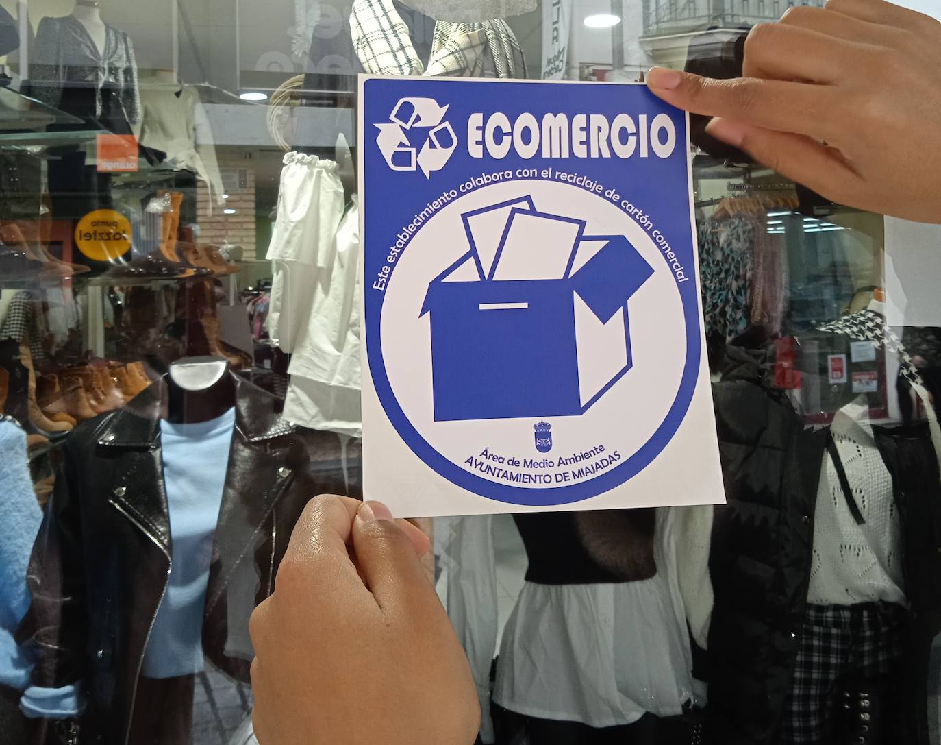Los establecimientos participantes en la recogida de papel cartón reciben un distintivo