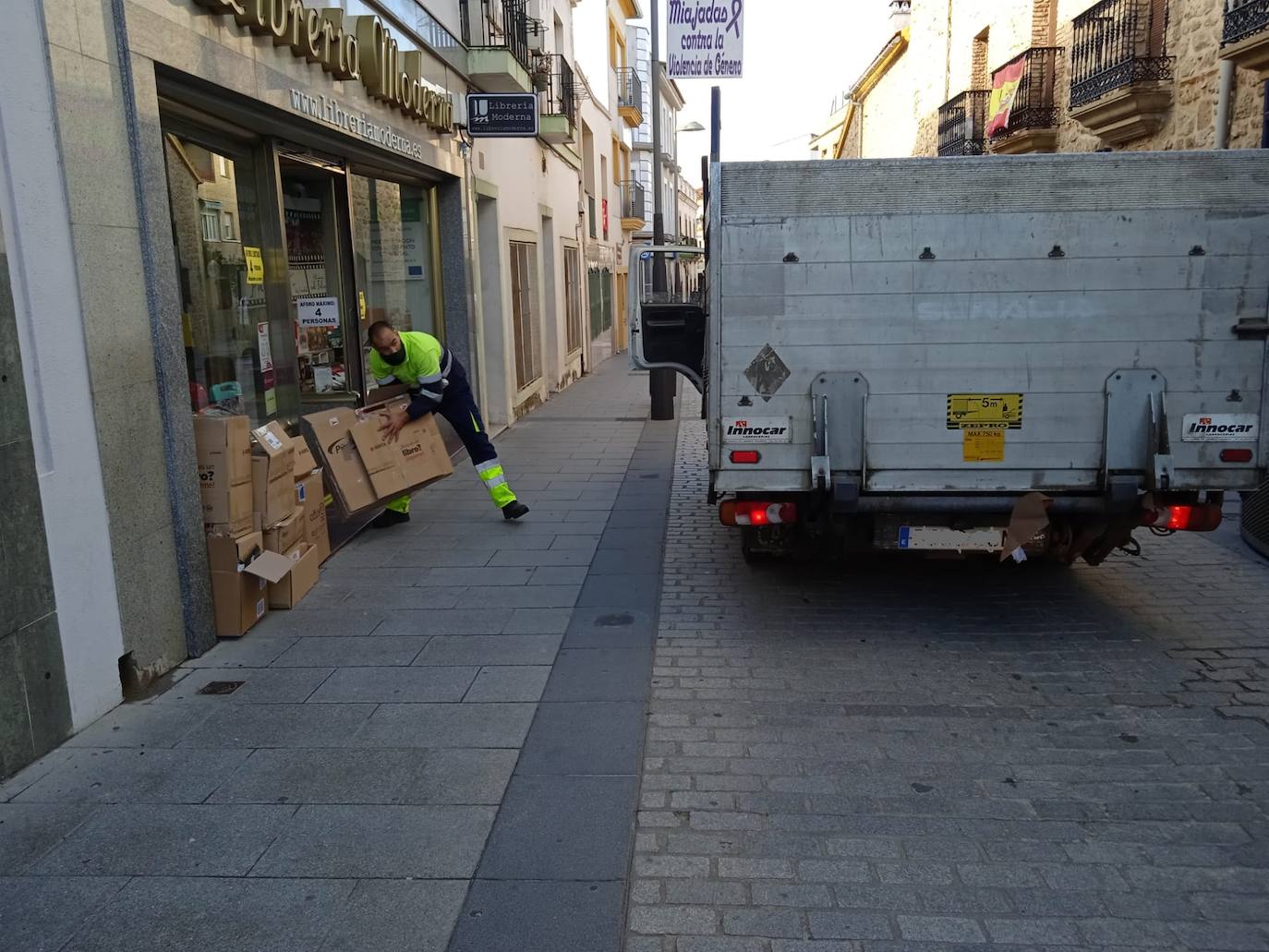 Esta semana comienza la recogida bisemanal de papel cartón comercial