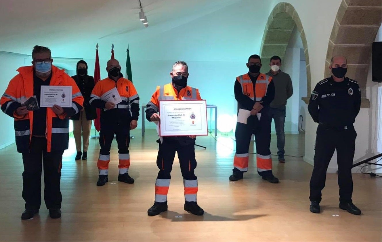Protección Civil de Miajadas recibe el reconocimiento a su labor durante este año especialmente difícil